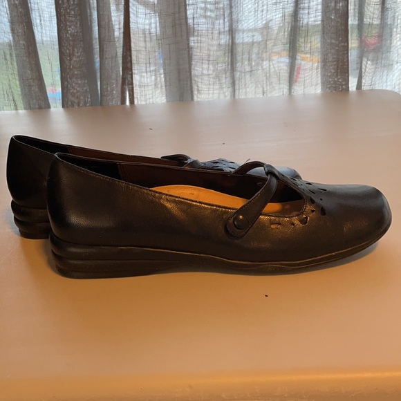 Thom McAn size 11 Black Mary Janes - Picture 6 of 8